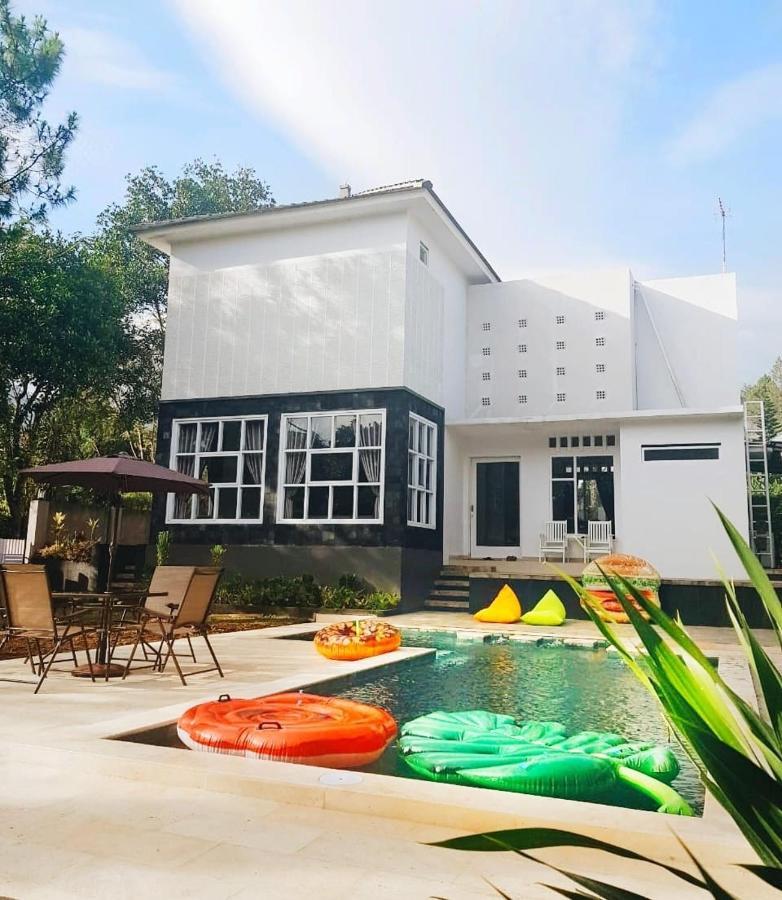 Villa Herrera Puncak Exterior foto